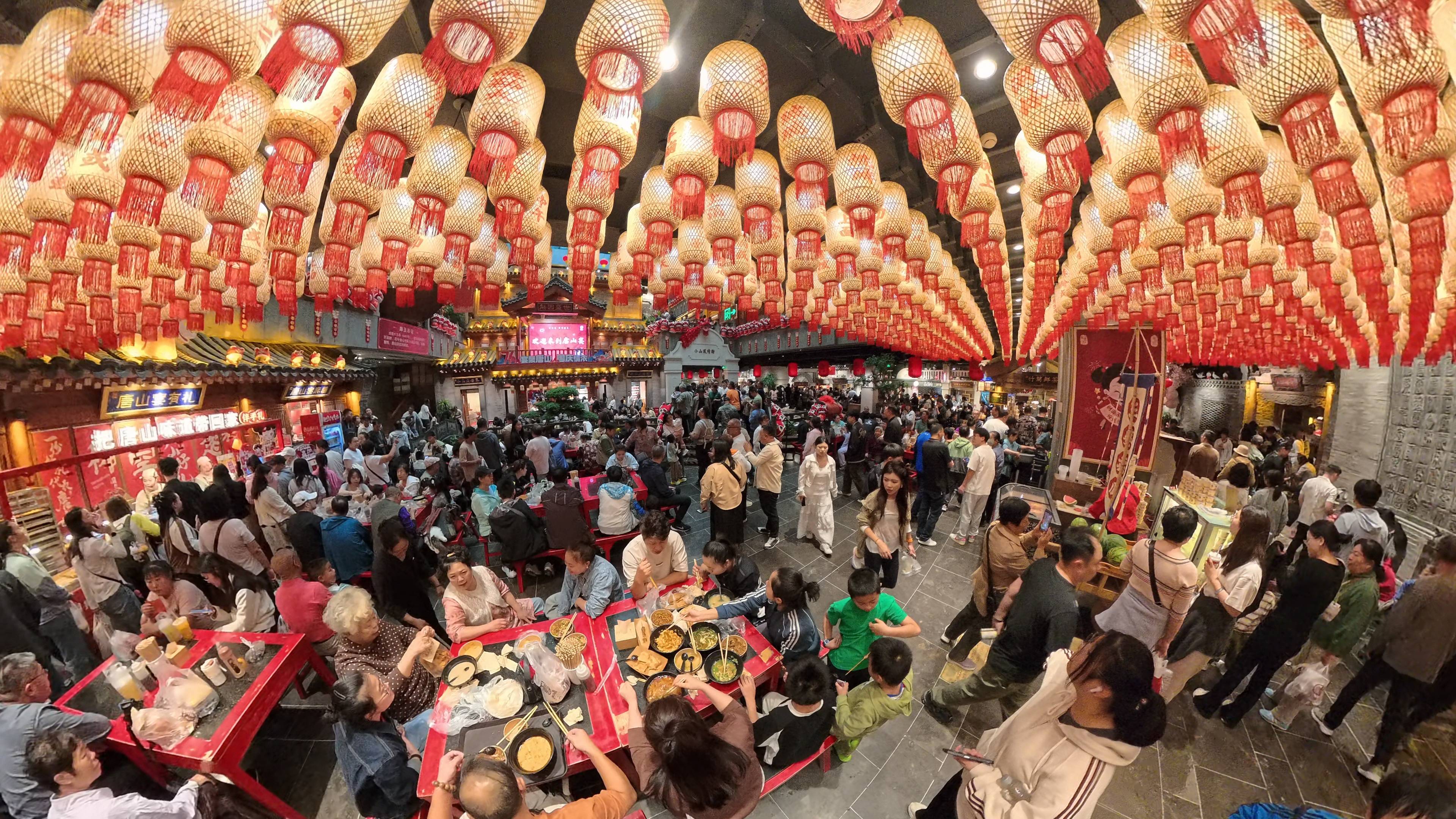 河北唐山，游客们在品尝特色地方美食。人民网记者 王天乐摄
